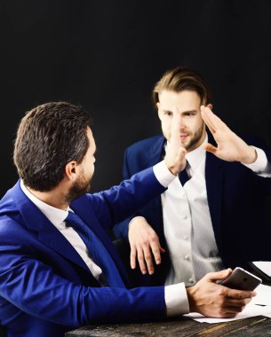 Şirket liderleri anlaştı. Mutlu iş ortakları başarıyı kutluyor. İş toplantısındaki adamlar. Resmi takım elbiseli insanlar ortaklığa başlar. Destek, ilerleme ve şirket büyüme kavramı