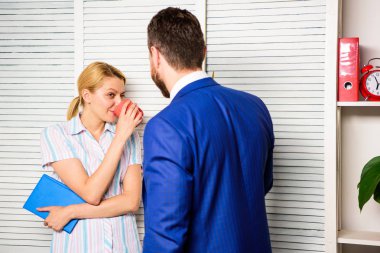 İş arkadaşları saat kahve molası harcamak. Arkadaşları arasındaki konuşma. Patron işçi çalışma planı tartışıyorlar. İşyeri ilişkileri. Dostluk ve çalışanın kişisel tutum. Office kahve molası