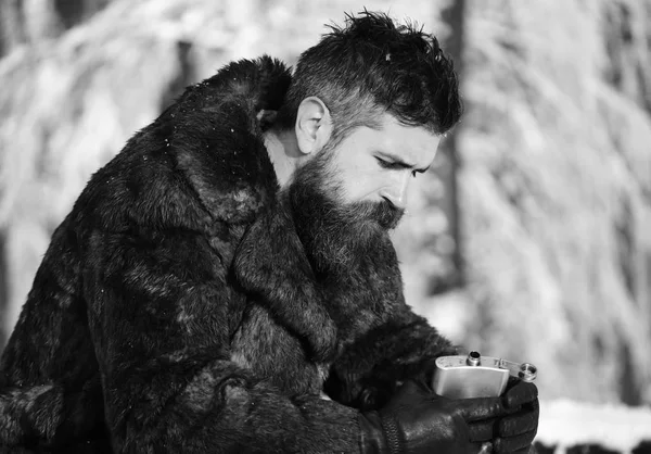 Tipo con cara cansada con árboles cubiertos de nieve  . — Foto de Stock