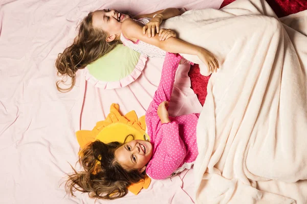童年和幸福的概念。穿着粉色睡衣的孩子 — 图库照片