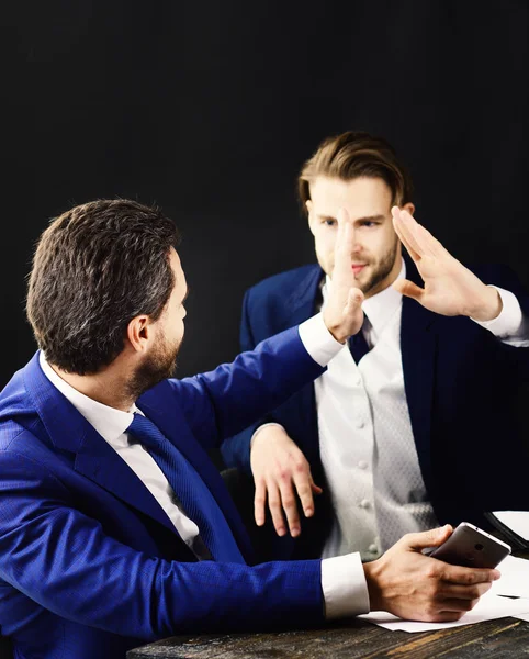 Los líderes de la compañía están de acuerdo. Felices socios celebran el éxito. Hombres en una reunión de negocios. Las personas con trajes formales comienzan a asociarse. Apoyo, progreso y concepto de crecimiento de la empresa — Foto de Stock