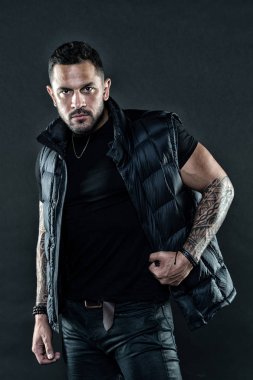 Erkeklik ve moda kavramı. Dövme acımasız özniteliği. Dövme sanat kavramı. Maço tıraşsız acımasız Triko yelek. Adam acımasız tıraşsız İspanyol görünüm silah dövme. Sakallı adam dövmeler ile poz
