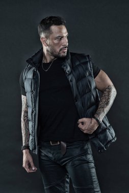 Dövme sanat kavramı. Maço tıraşsız acımasız Triko yelek. Adam acımasız tıraşsız İspanyol görünüm silah dövme. Sakallı adam dövmeler ile poz. Erkeklik ve moda kavramı. Dövme acımasız özniteliği