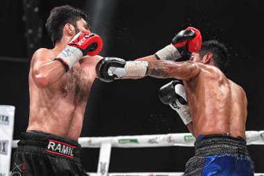 Kiev, Ukrayna - 2 Ekim 2018: boksörler Ramil Gadzhyiev ve Bruno Sandoval Dünya Boks Konseyi Uluslararası gümüş süper orta siklet şampiyonluğu için mücadele. WBC şampiyonu kemer için mücadele boks