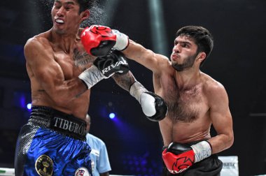 Kiev, Ukrayna - 2 Ekim 2018: boksörler Ramil Gadzhyiev ve Bruno Sandoval Dünya Boks Konseyi Uluslararası gümüş süper orta siklet şampiyonluğu için mücadele. WBC şampiyonu kemer için mücadele boks