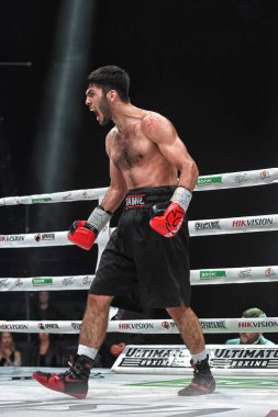 Kiev, Ukrayna - 2 Ekim 2018: boksörler Ramil Gadzhyiev ve Bruno Sandoval Dünya Boks Konseyi Uluslararası gümüş süper orta siklet şampiyonluğu için mücadele. WBC şampiyonu kemer için mücadele boks