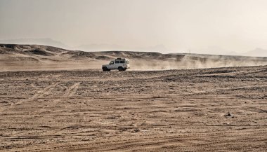Beyaz safari jeep arabada kumul