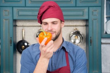 Vejetaryen diyet kavramı. Biber yemek tarifi. Şef pişirme tatlı biber. Vejetaryen mutfağı madde. Adam şef mutfakta yemek önlük giymek. Adam biber sebze vejetaryen yemek tarifi yemek