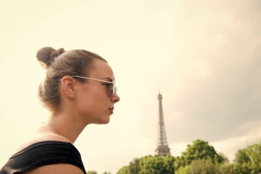 Paris, Fransa 'da Eyfel Kulesi' ne bakan bir kız