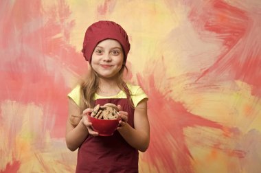 çerez gıda ile şapkalı kız Şef veya çocuk aşçı