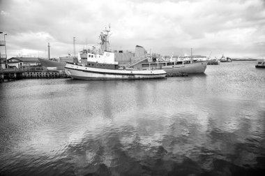 Reykjavik, İzlanda - 14 Ekim 2017: deniz gemi limanda ile. Deniz gemi üzerinde Clear sky Harbor. Su ulaştırma araçları ve deniz taşımacılığı. Yolculuk tutkusu ya da macera ve seyahat