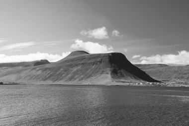 Isafjordur, İzlanda dağ manzara mavi deniz su. Güneşli mavi gökyüzü üzerinde engebeli kıyı şeridi. Yaz tatili İskandinav adada. Vahşi doğa keşfedin. Yolculuk tutkusu ve kavram seyahat