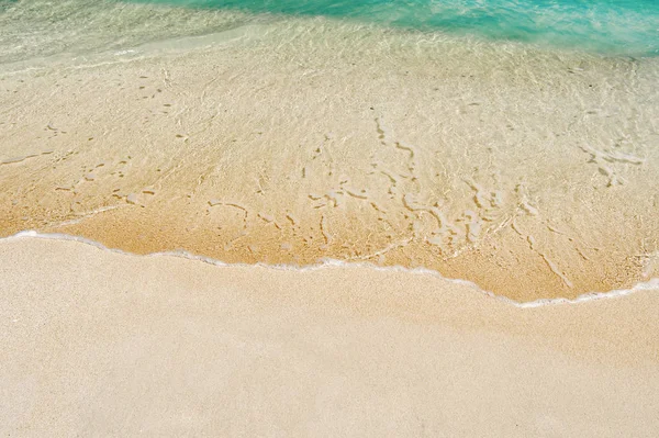 Welliges Meer, Meereswasser Hintergrund an der Sandküste in Antigua — Stockfoto