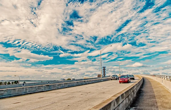 Αυτοκινητόδρομος με ουρανοξύστες στο μπλε συννεφιασμένο ουρανό — Φωτογραφία Αρχείου