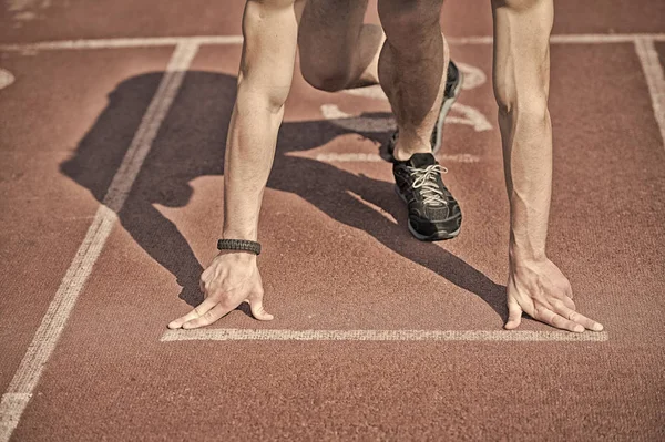 Man loper met gespierde handen, benen beginnen op de atletiekbaan — Stockfoto