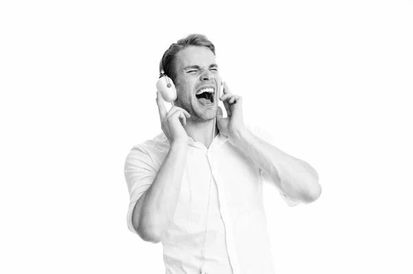 Gostando de sua música favorita. Homem ouvindo música favorita em fones de ouvido e cantando. Um tipo com auscultadores ouve música. Homem gritando rosto desfrutar de ouvir música isolado fundo branco — Fotografia de Stock