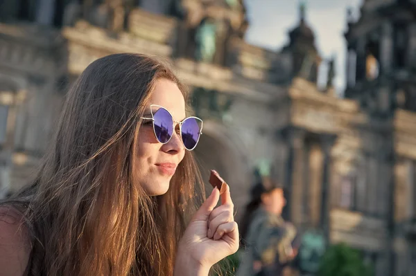 베를린 대 성당 앞에 앉아 초콜릿을 먹는 미녀 — 스톡 사진