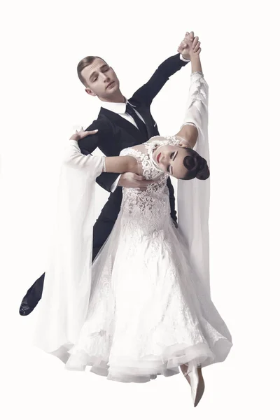 Ballrom casal de dança em uma pose de dança isolado em bachground branco — Fotografia de Stock