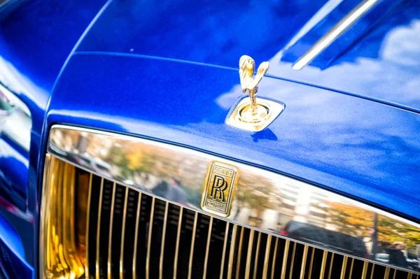 Luksusowe Supercar rolki royce royce duch niebieski i złoty kolor zaparkowany na ulicy w Paryżu. Rolki Royce Rolls-Royce jest znany drogi samochód marki — Zdjęcie stockowe