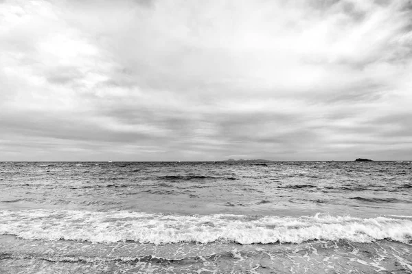 Ondas do mar no céu nublado em philipsburg, sint maarten. Mar e céu com nuvens . — Fotografia de Stock