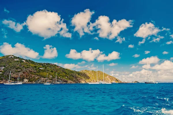 山与游艇，船，船舶运输中湾阳光灿烂的夏天 — 图库照片