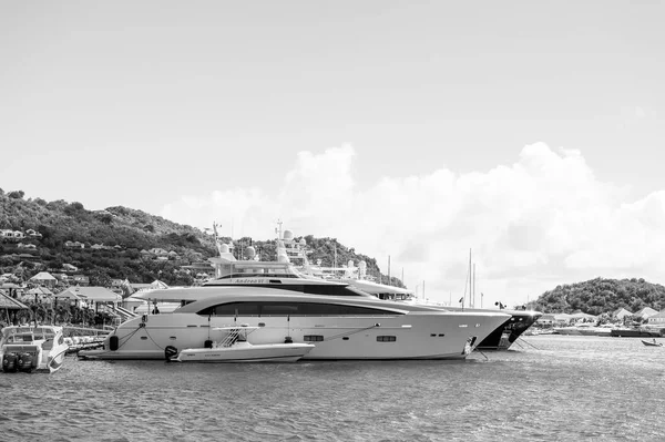 Gustavia, st.barts - 25 stycznia 2016: Jachty zakotwiczone na morzu molo na tropikalnej plaży. Żeglarstwo, luksusowych podróży na jachcie. Wakacje na wyspie wanderlust. Transport wodny i statek — Zdjęcie stockowe