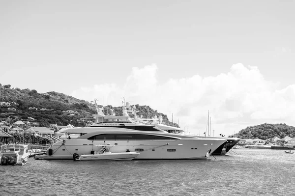 Gustavia, st.barts - 25 de enero de 2016: yates anclados en el muelle del mar en la playa tropical. Yates, viajes de lujo en yate. Vacaciones de verano en la isla de la lujuria errante. Transporte de agua y buque — Foto de Stock