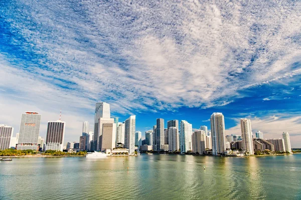 Vista aérea de arranha-céus de Miami com céu azul nublado, vela de barco — Fotografia de Stock