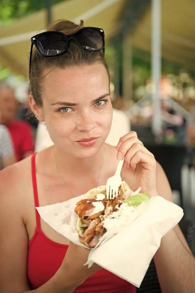幸せなpreatty女の子または女性食べるサンドイッチジャイロ. — ストック写真