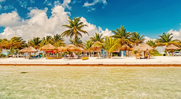 Playa en agua de mar, palmeras verdes, sombrillas, Costa Maya, México — Foto de Stock