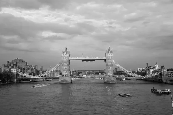 Tower bridge em Londres, Reino Unido. Ponte sobre o rio Tamisa no céu nublado. Edifícios em margens de rio com arquitetura agradável. Estrutura e design. conceito Wanderlust e férias — Fotografia de Stock