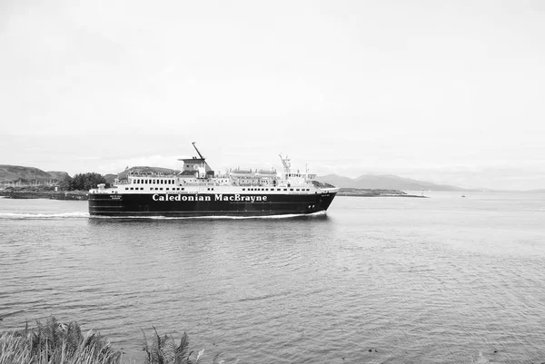 Oban, Reino Unido - 20 de febrero de 2010: Crucero en el mar. Navega en barco de vacaciones a lo largo de la costa. Viajes marítimos. Crucero destino y viaje. Vacaciones de verano en la isla. Vagabundo y descubrimiento —  Fotos de Stock