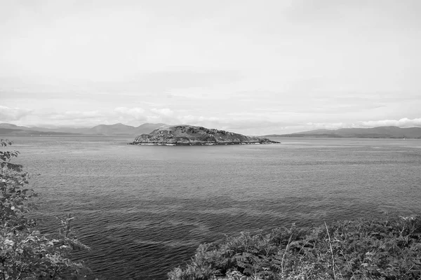 英国 Oban 的海上小岛。群岛上田园诗般的天空。在岛上的暑假。探险和发现。旅行和流浪 — 图库照片