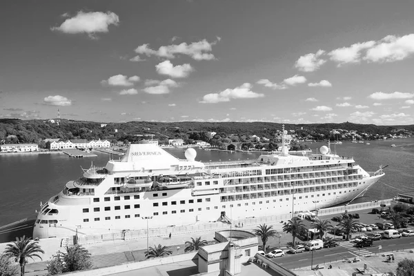 Mahón, España - 06 de abril de 2010: crucero en puerto marítimo. Crucero en puerto marítimo. Gira de ida y vuelta. Navegando por placer. Viajando por agua. Vacaciones de verano y ansia de viajar — Foto de Stock