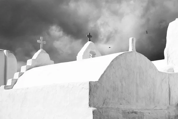 教堂圆顶和十字架在米科诺斯, 希腊。教堂大厦细节建筑学。白色教堂在多云的蓝天上。宗教和邪教概念。地中海岛上的暑假 — 图库照片