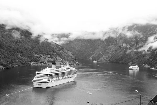 旅行先、観光。ノルウェーのフィヨルドのクルーズ船。客船は、ポートにドッキング。冒険、発見、旅。休暇、旅行、放浪癖. — ストック写真