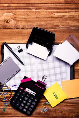 Kullanıcı içinde kartvizitler, renkli raptiyeler ve etiketli elastikler