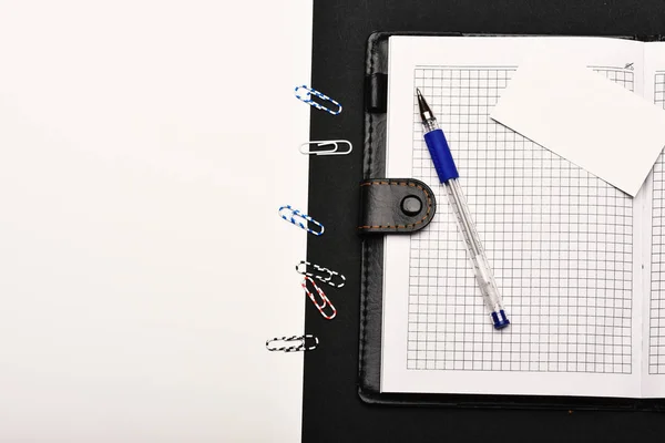 Schreibwaren und lederbezogenes Notizbuch mit Kopierraum — Stockfoto