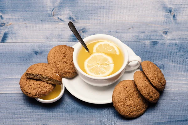 燕麦片饼干作为柠檬茶的糕点 — 图库照片