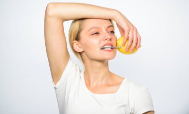 Kız limonlu meyve suyu içiyor. Sağlıklı yaşam tarzı ve organik beslenme. Limonata seni enerjiyle doldurur. Pil konsepti. Doğal bataryalı limon. Vücut vitaminlerini şarj et.