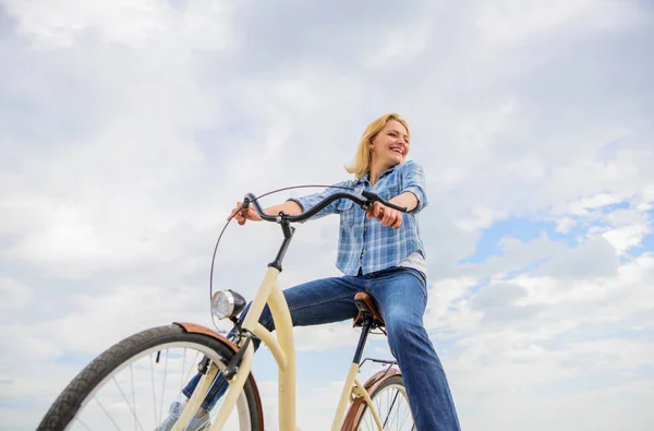Kız bisiklet gökyüzü arka plan sürmek. Öz ulaşım en tatmin edici sekli. Kaygısız ve memnun. Kadın hissediyor süre ücretsiz zevk Bisiklete binme. Bisiklete binme verir özgürlük ve bağımsızlık duygusu — Stok fotoğraf