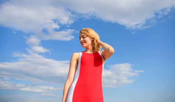 Nő piros ruha úgy érzi, gondtalan és ingyenes. Meghatározása a női szabadság. Elégedett egyetlen élet. Legfontosabb, hogy boldog. Lány szőke hölgy mosolyogva élvezni a szabadság és a friss levegő szél kék ég háttér — Stock Fotó