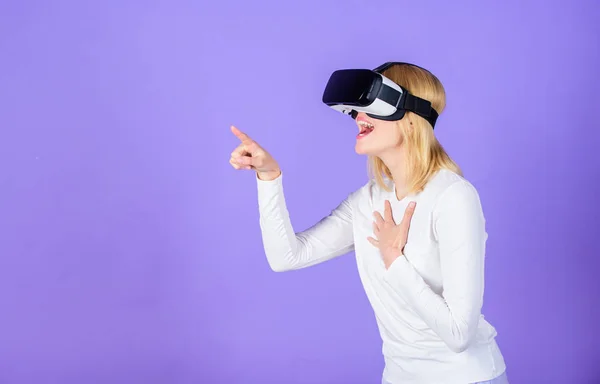 Fascynujące interakcji wirtualnej rzeczywistości. Głowa kobiety montowane wyświetlacza fioletowe tło. Rzeczywistość wirtualna i przyszłych technologii. Dziewczyna wykorzystania nowoczesnych technologii vr słuchawki. Cyfrowe urządzenia nowoczesne okazja — Zdjęcie stockowe