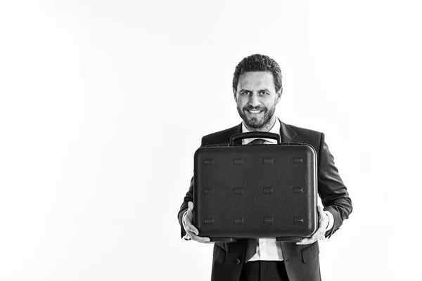 Hombre de traje o hombre de negocios con la cara sonriente sostiene maletín — Foto de Stock