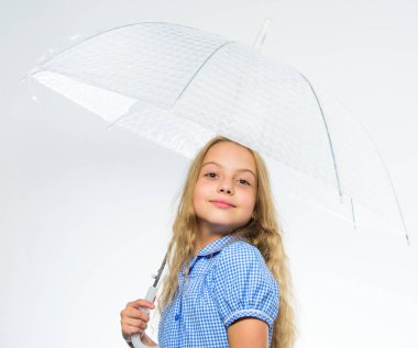 En iyi aksesuar kavramı düşmek. Sonbahar havanın tadını çıkarmak. Sonbahar hoş hava yağmurlu. Kız çocuk hazır Güz hava şeffaf şemsiye beyaz arka plan ile tanış. Yağmurlu günler şemsiye aksesuar ile keyfini çıkarın