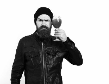 Kafkasyalı vahşi hippi elinde alkollü içecek ya da taze kokteyl tutuyor.