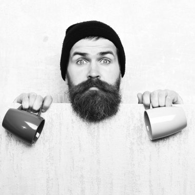 Kâğıt çarşaf ve fincanlarla vahşi beyaz hippi sakallı.