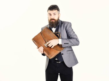 Sakallı adam Vintage kahverengi çanta ile ayakta