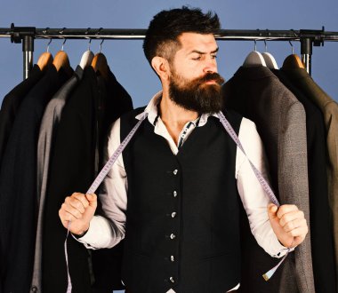 Ciddi yüzle terzi ve teyp özel ceketler yakınındaki ölçme