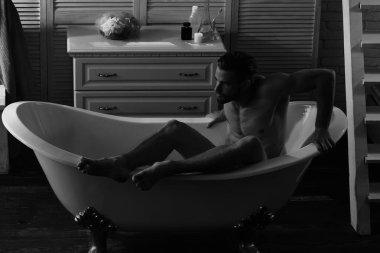 Kırmızı ışık ile banyoda merak yüz adam